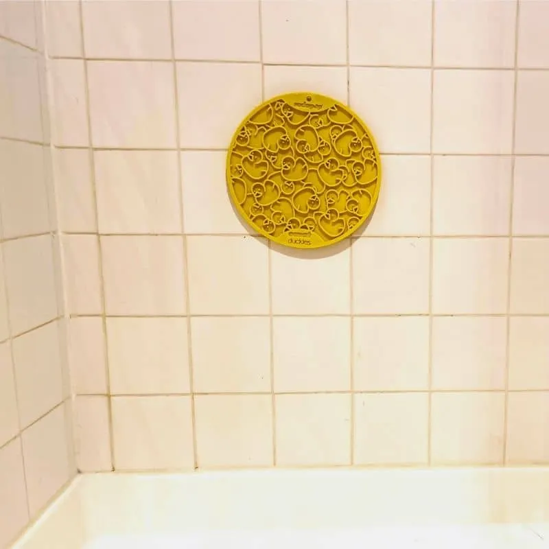 TAPIS DE LÉCHAGE AVEC VENTOUSES POUR CHIEN ET CHAT - MOTIF CANARD JAUNE 🛀