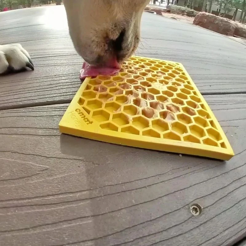 TAPIS DE LÉCHAGE ET D’OCCUPATION COMPACT POUR CHIEN ET CHAT - MOTIF NID D'ABEILLE 🐝