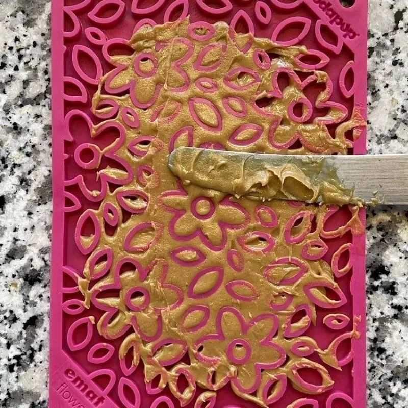TAPIS DE LÉCHAGE ET D’OCCUPATION COMPACT POUR CHIEN ET CHAT - MOTIF FLEURS ROSE 🌸