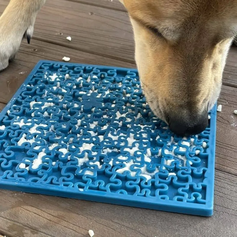 TAPIS DE LÉCHAGE ET D’OCCUPATION POUR CHIEN ET CHAT - MOTIF PUZZLE BLEU