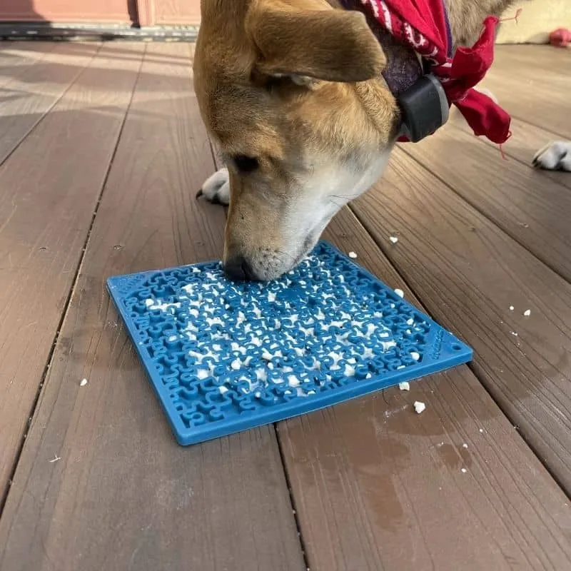 TAPIS DE LÉCHAGE ET D’OCCUPATION POUR CHIEN ET CHAT - MOTIF PUZZLE BLEU