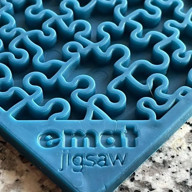 TAPIS DE LÉCHAGE ET D’OCCUPATION POUR CHIEN ET CHAT - MOTIF PUZZLE BLEU