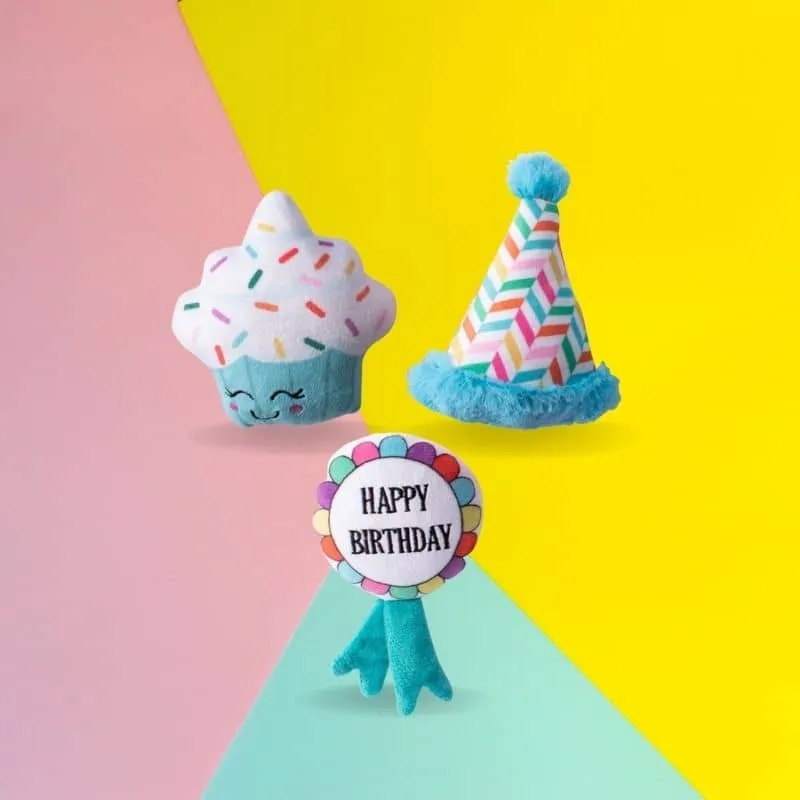 TRIO DE PELUCHES ANNIVERSAIRE POUR CHIEN - CUPCAKE, CHAPEAU ET COCARDE 🎂