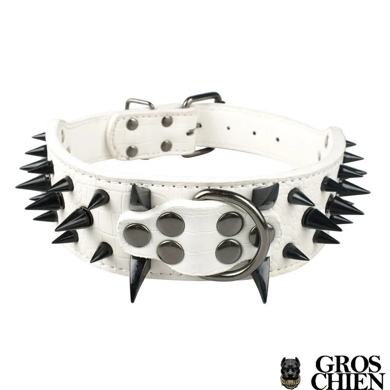 COLLIER EN CUIR BLANC CLOUTÉ NOIR "THE MONSTER"