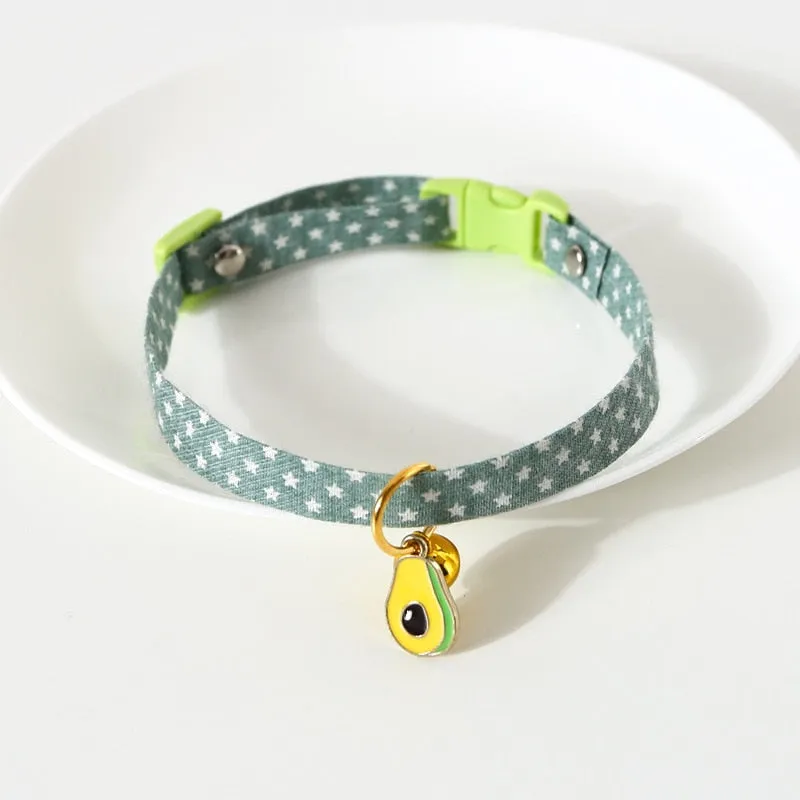 Collier aux motifs colorés avec pendentif