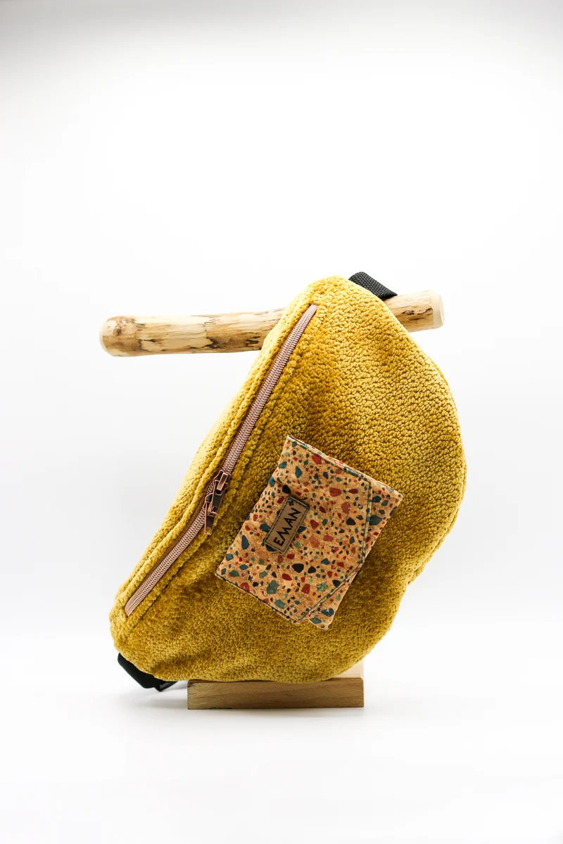 Ensemble Banane velours bouclé ocre - pochette friandises chien terrazzo