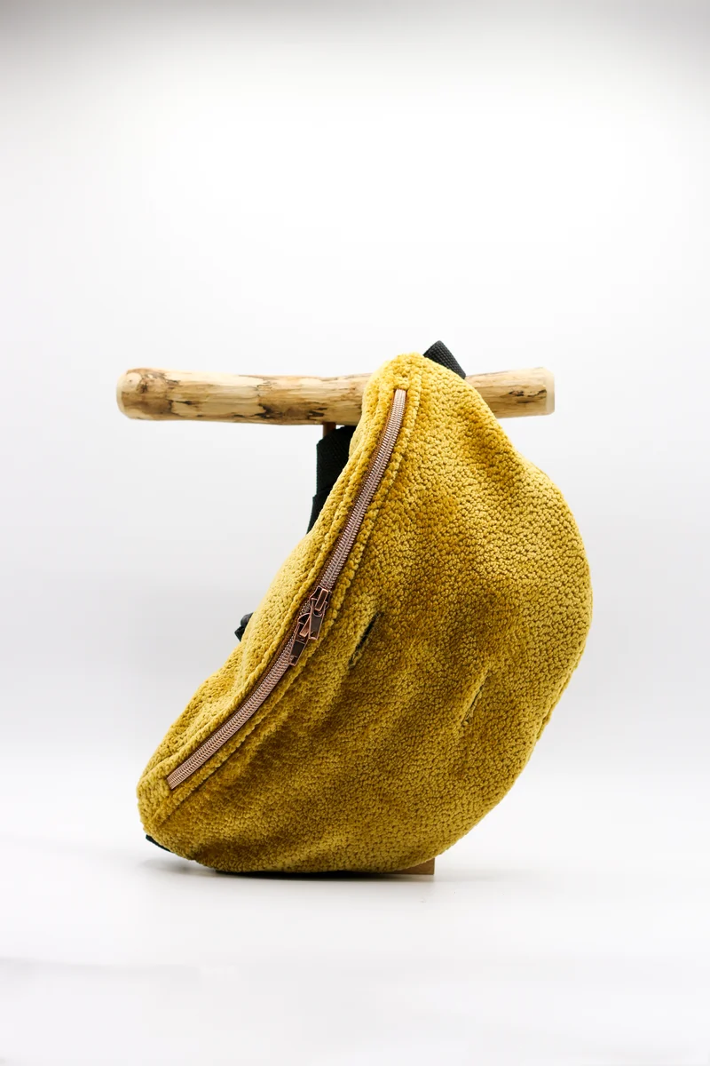 Banane urbaine velours bouclé ocre