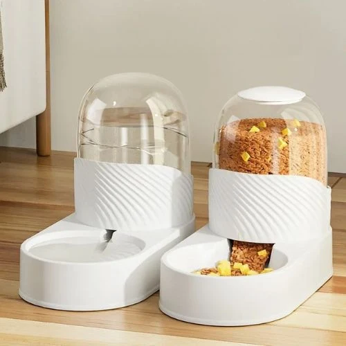 distributeur croquettes chat blanc