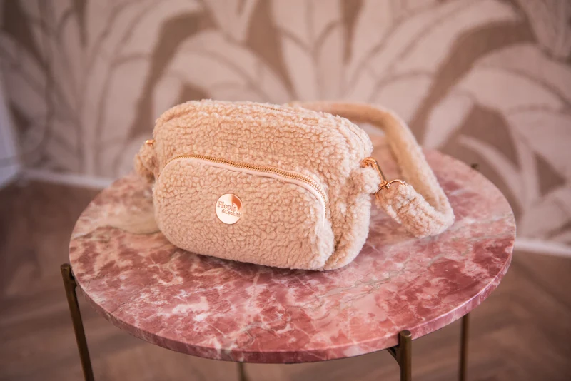 Sac banane avec distributeur de sacs canins intégré