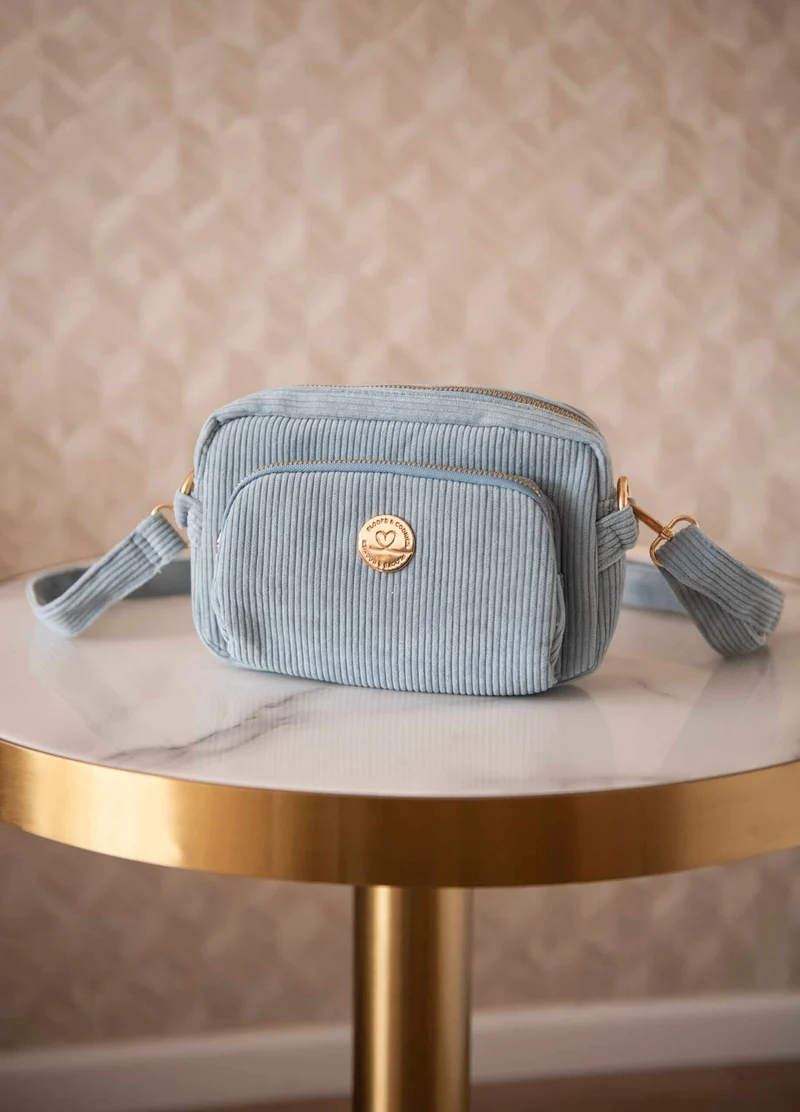 Sac banane avec distributeur de sacs canins intégré