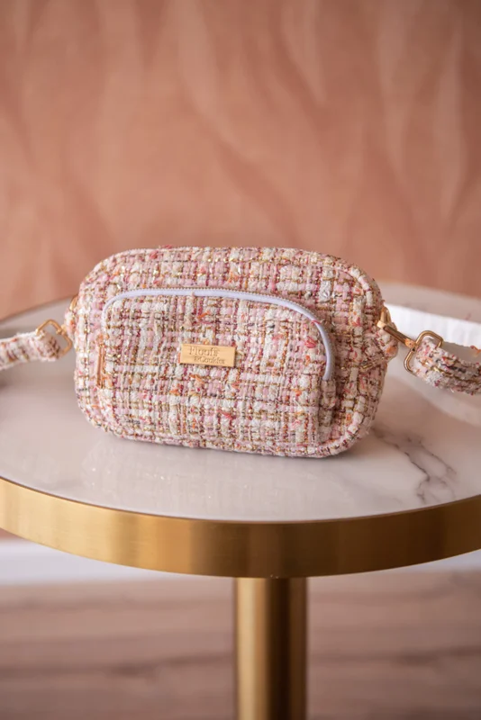 Sac banane avec distributeur de sacs canins intégré