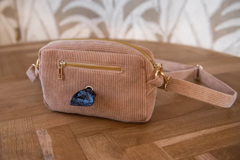Sac banane avec distributeur de sacs canins intégré