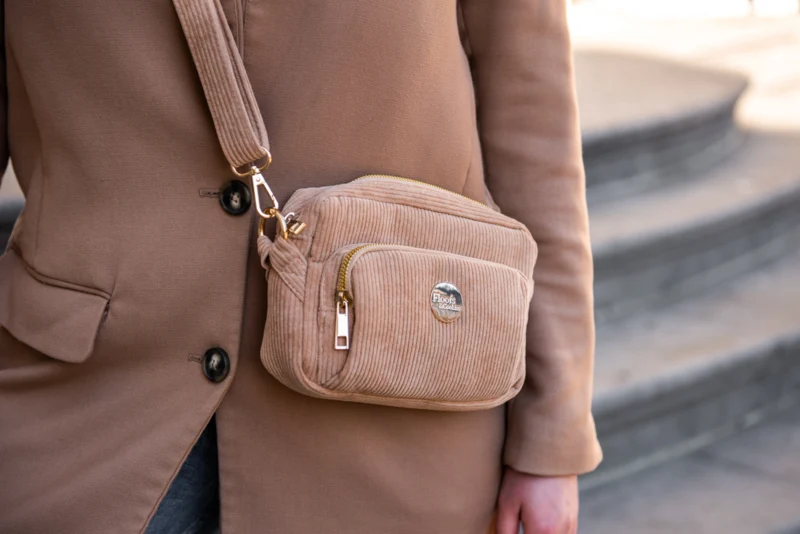 Sac banane avec distributeur de sacs canins intégré