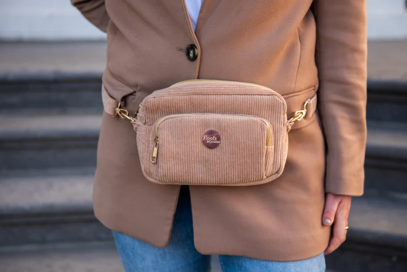 Sac banane avec distributeur de sacs canins intégré