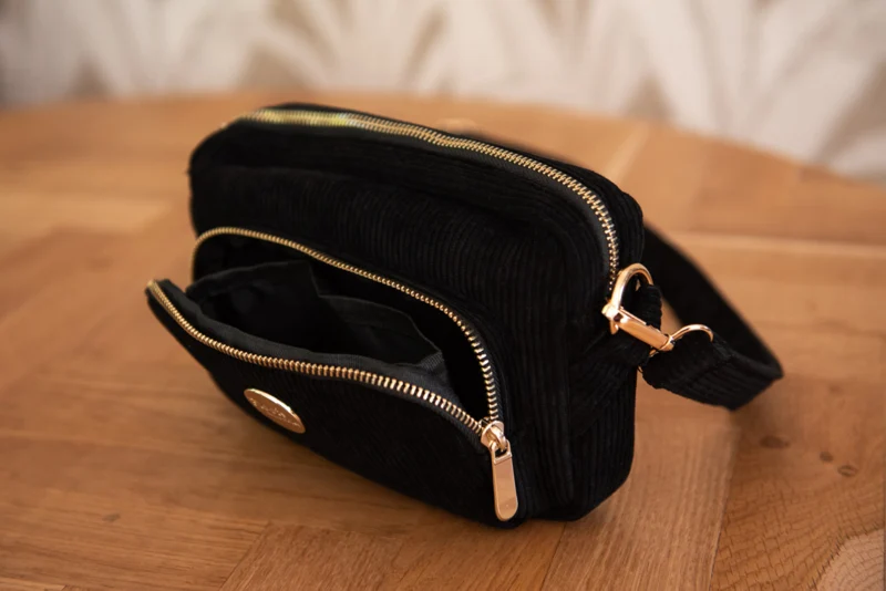 Sac banane avec distributeur de sacs canins intégré