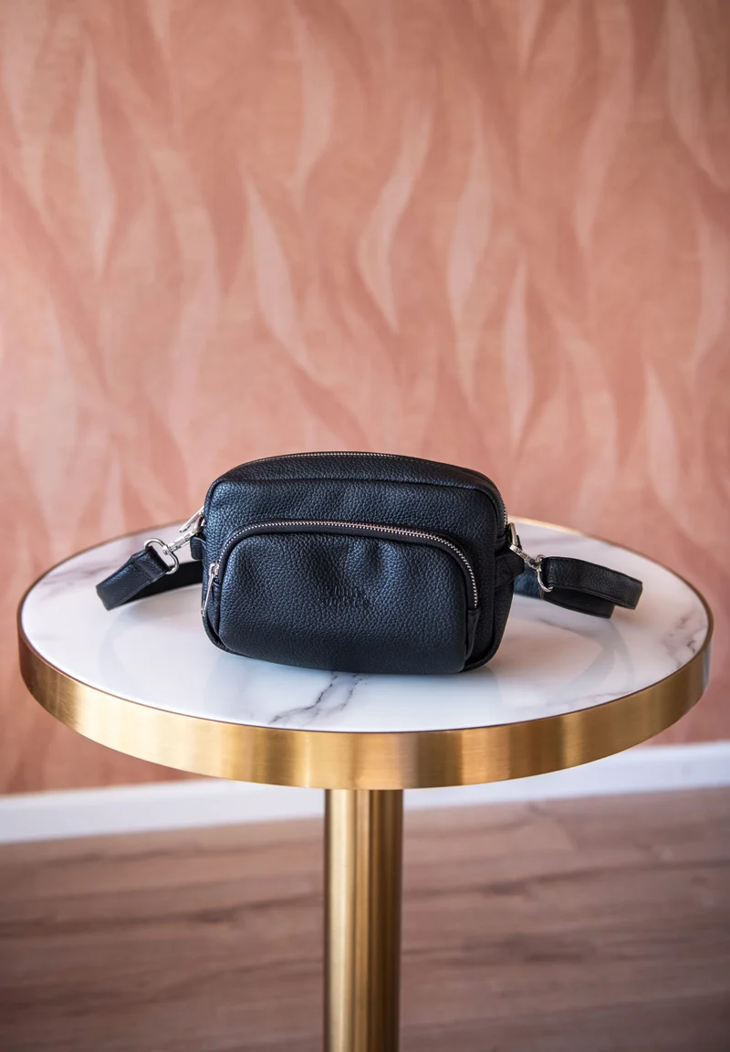 Sac banane avec distributeur de sacs canins intégré