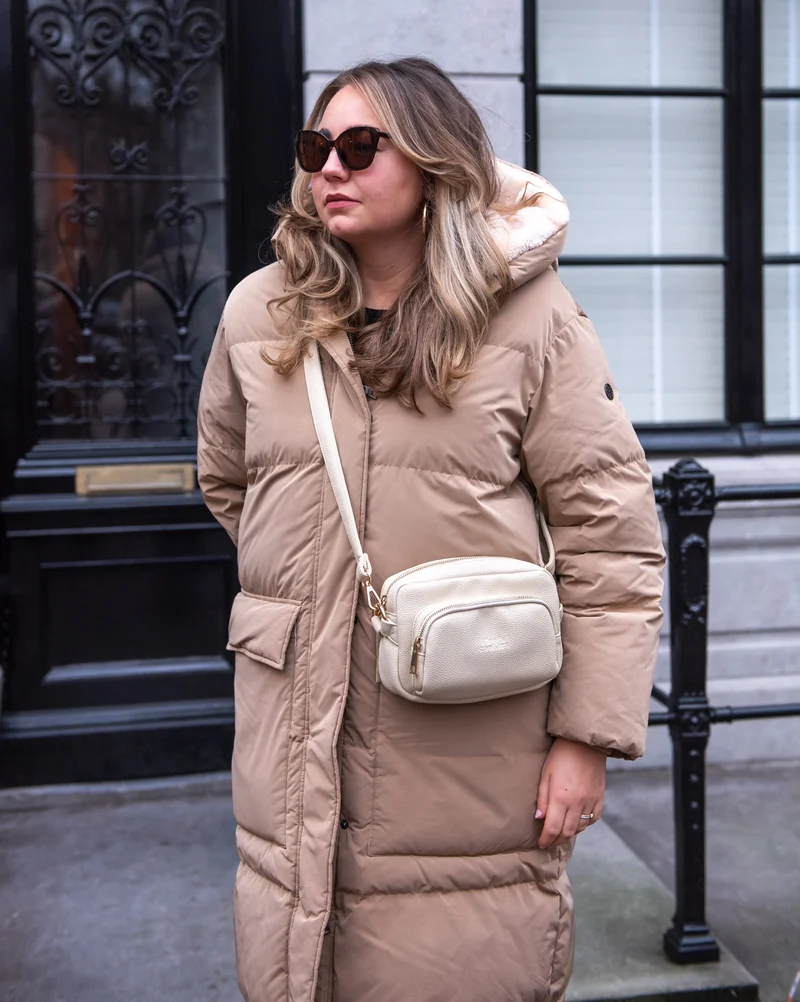 Sac banane avec distributeur de sacs canins intégré