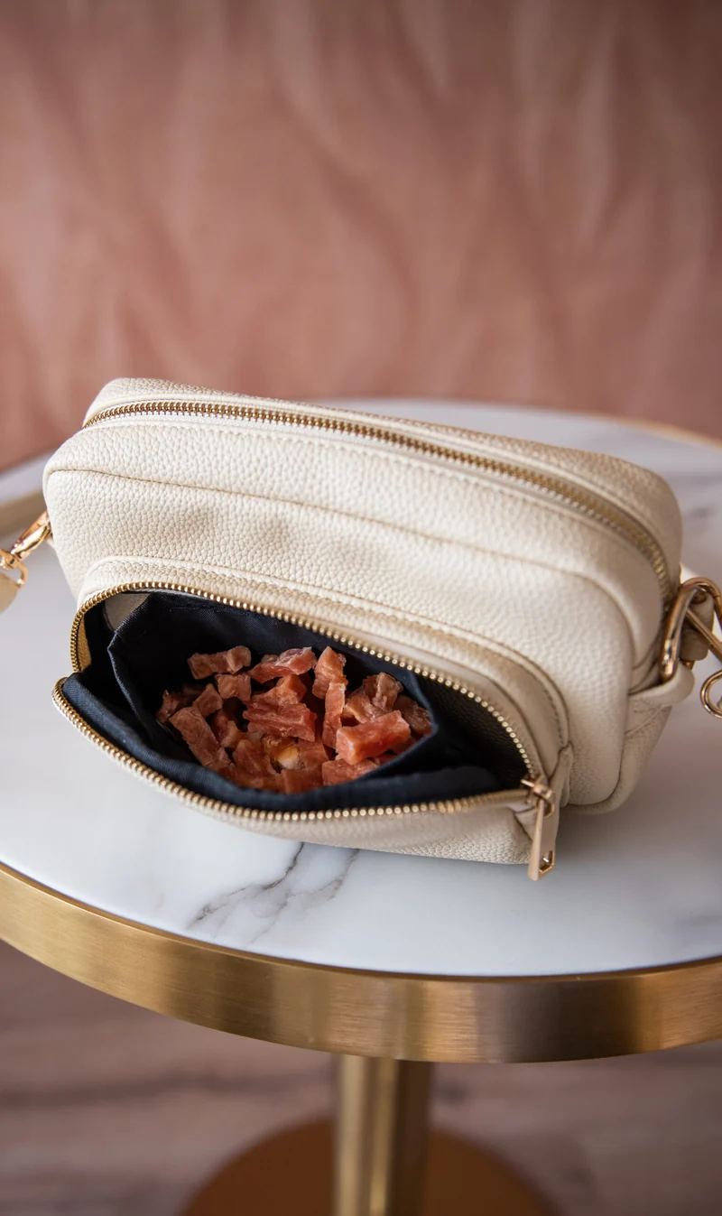 Sac banane avec distributeur de sacs canins intégré