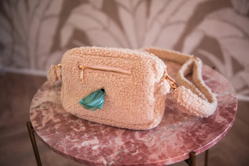 Sac banane avec distributeur de sacs canins intégré