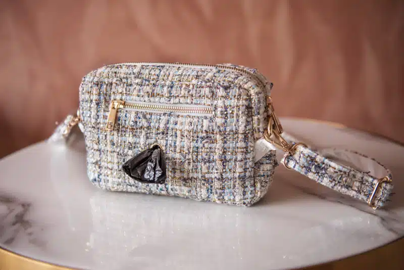 Sac banane avec distributeur de sacs canins intégré