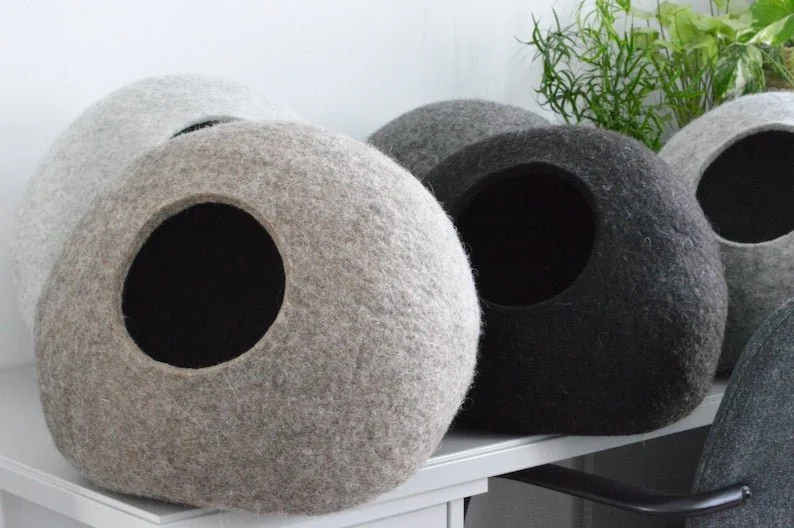 Cocon en laine feutrée pour chat - Panier confortable artisanal