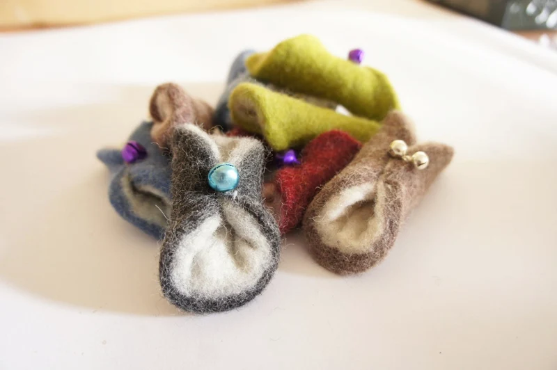 Jeu clochette en laine feutrée pour chat